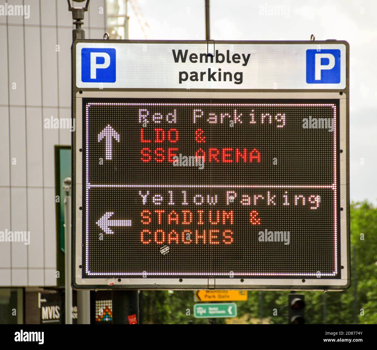 LONDRA, INGHILTERRA - LUGLIO 2018: Primo piano di un display elettronico con informazioni sul parcheggio dei veicoli per lo Stadio e l'Arena di Wembley Foto Stock