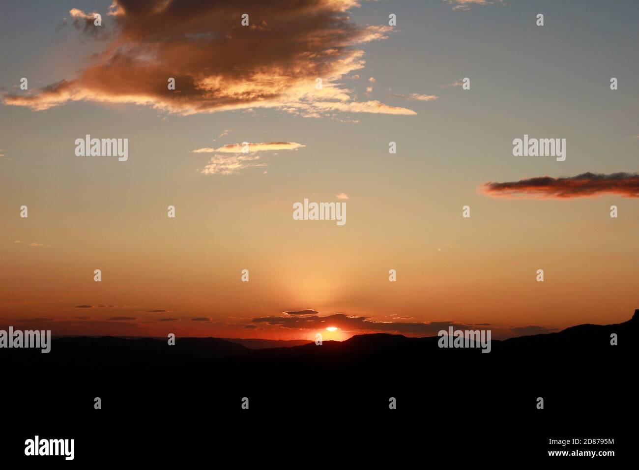 tramonto incantevole con cielo limpido, nuvole e una splendida luce serale Foto Stock