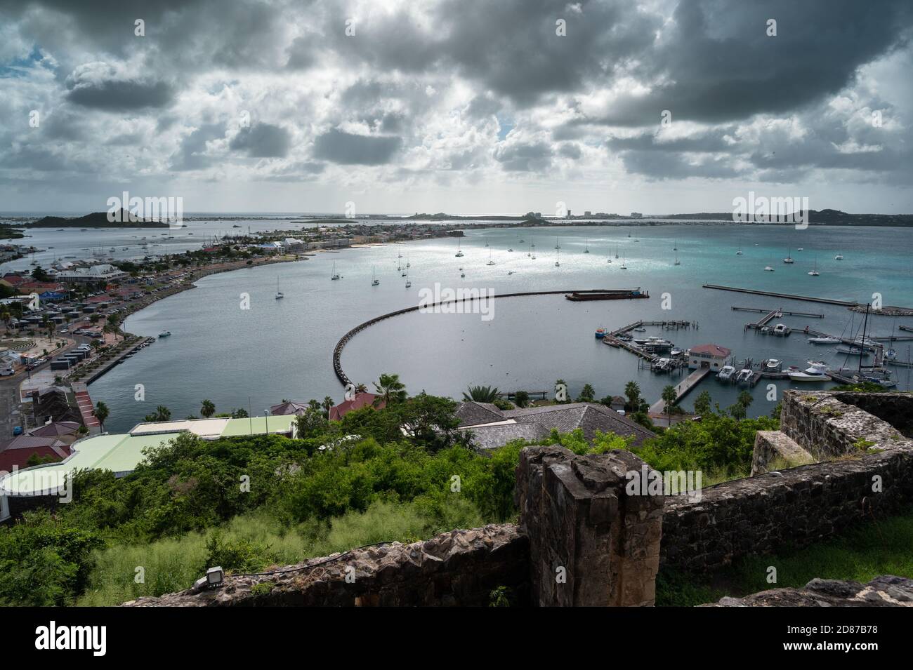 I resti di Fort St Louis, un forte napoleonico che domina la città di Marigot, la capitale della parte francese dell'isola di San Martino nel Cari Foto Stock