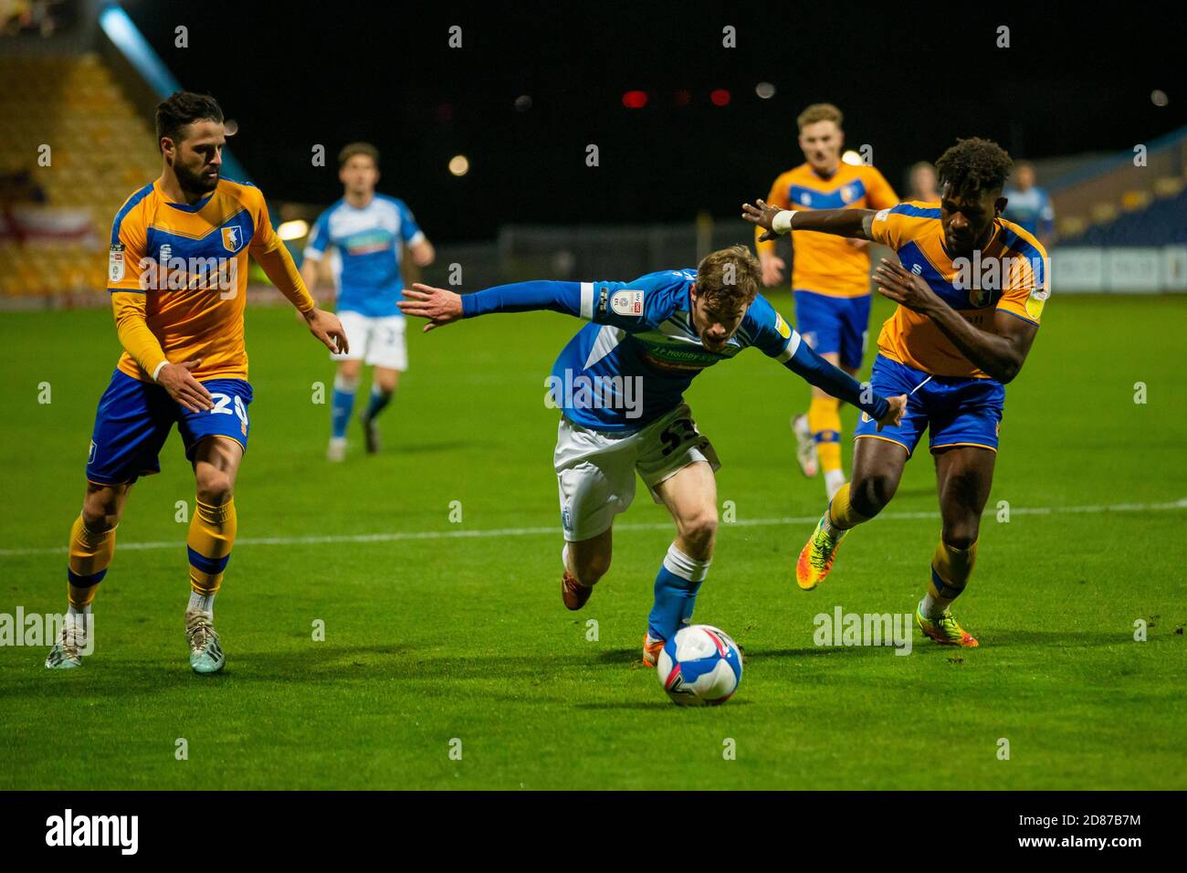 MANSFIELD, INGHILTERRA. 27 OTTOBRE Luke James di Barrow e durante la partita Sky Bet League 2 tra Mansfield Town e Barrow al One Call Stadium di Mansfield martedì 27 ottobre 2020. (Credit: Leila Coker | MI News) Credit: MI News & Sport /Alamy Live News Foto Stock