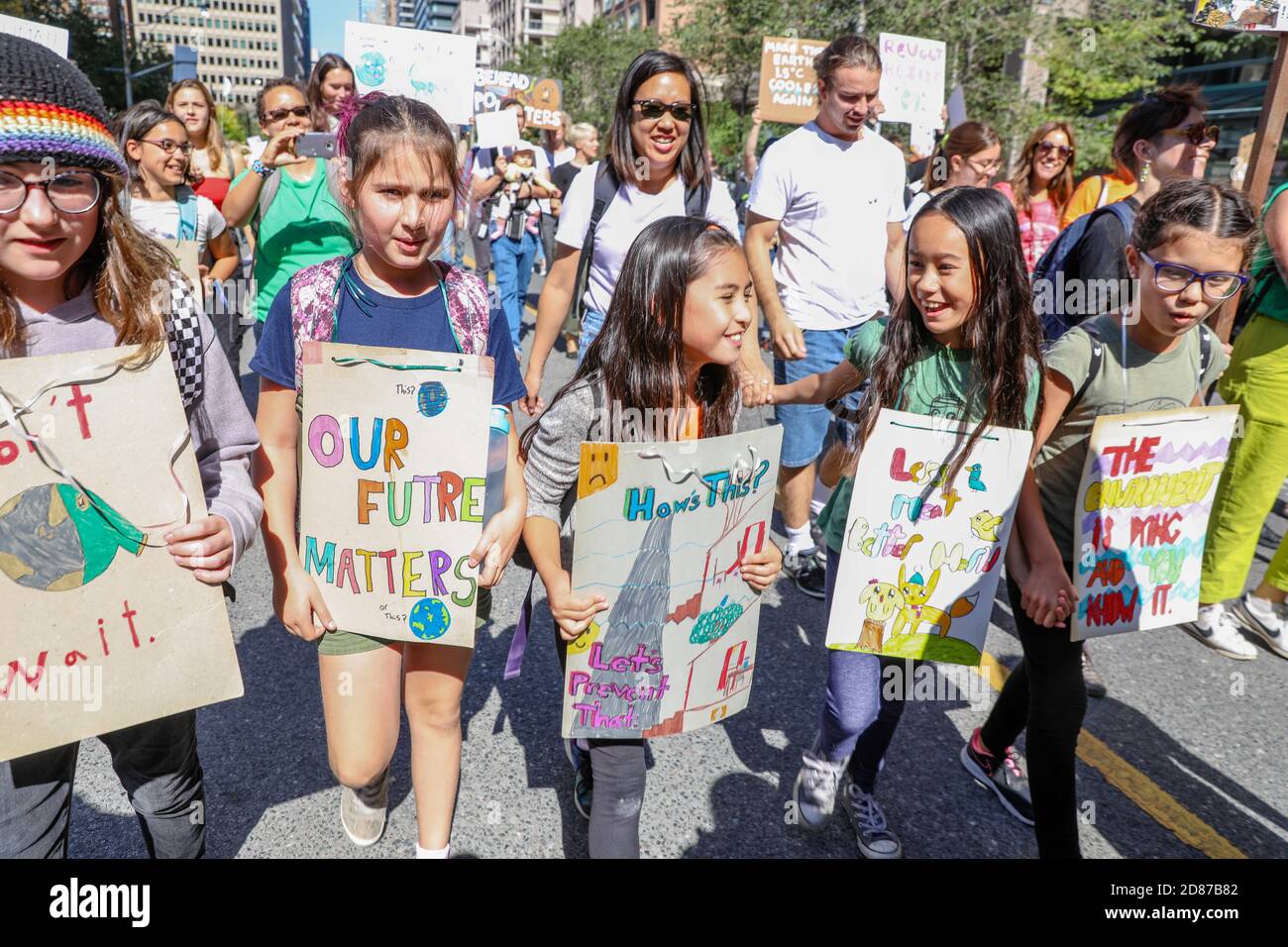 Toronto, Ontario, Canada. 27 Settembre 2019. I bambini tengono i cartelli durante la marcia durante la protesta.migliaia hanno marciato nella città di Toronto durante il venerdì per la dimostrazione futura per aumentare la consapevolezza dei problemi del cambiamento climatico. Credit: Shawn Goldberg/SOPA Images/ZUMA Wire/Alamy Live News Foto Stock