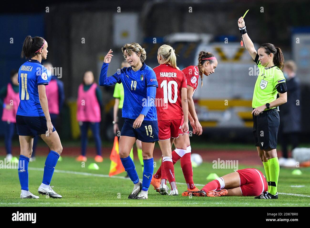Stadio Carlo Castellani, empoli, Italia, 27 Ott 2020, carta gialla per Valentina Giacinti (Italia) durante Euro 2022 Qualificazioni - Italia Donne contro Danimarca, Nazionale Italiana Calcio - Credit: LM/Lisa Guglielmi/Alamy Live News Foto Stock