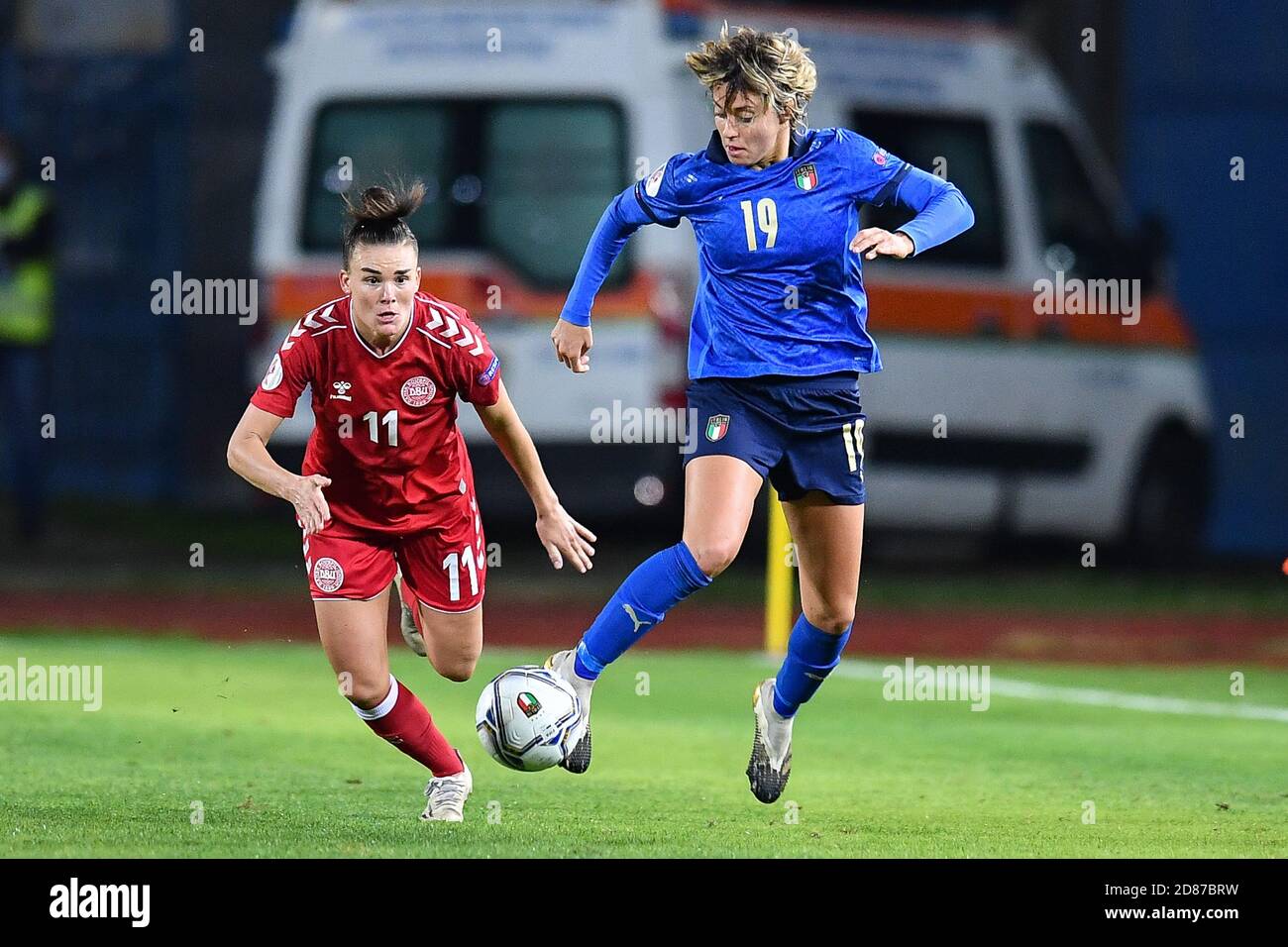 Stadio Carlo Castellani, empoli, Italia, 27 Ott 2020, Valentina Giacinti (Italia), Katrine Veje (Danimarca) durante Euro 2022 Qualificazioni - Italia Donne contro Danimarca, Nazionale Italiana Calcio - Credit: LM/Lisa Guglielmi/Alamy Live News Foto Stock