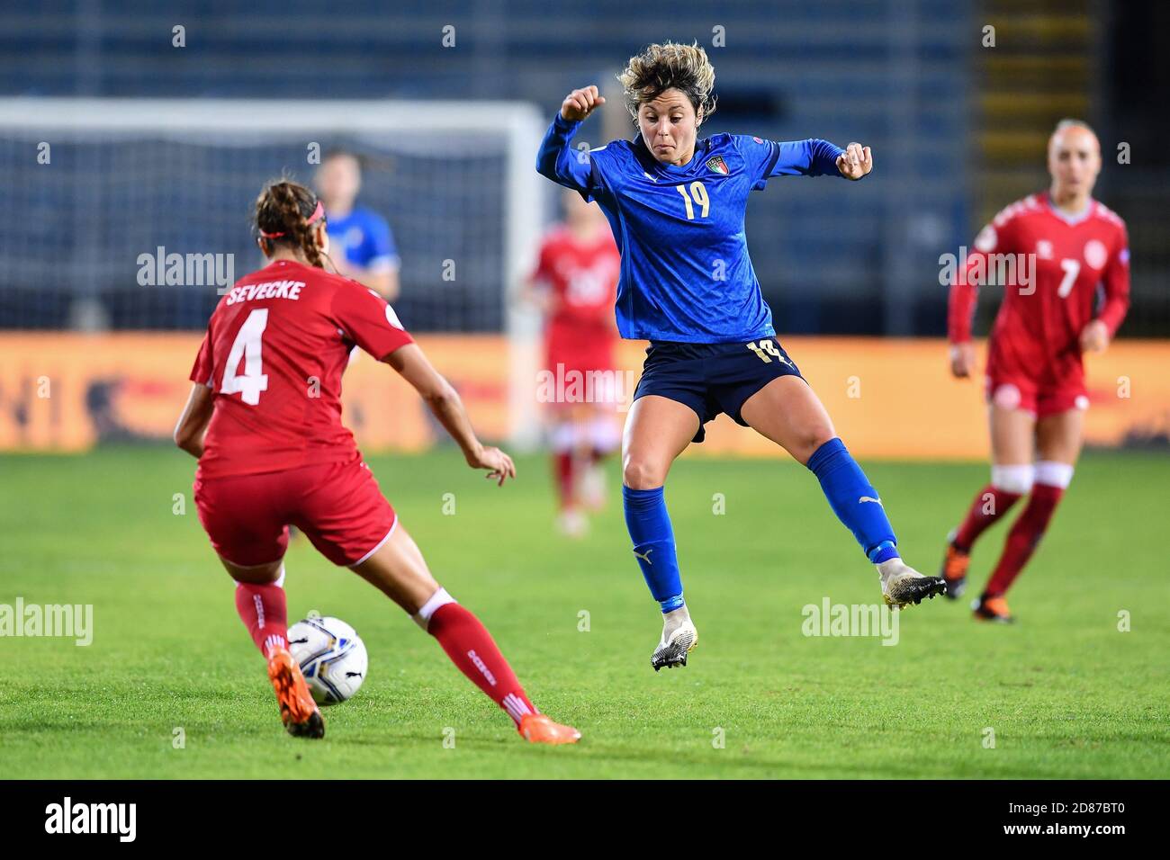 Stadio Carlo Castellani, empoli, Italia, 27 Ott 2020, Valentina Giacinti (Italia), Rikke Sevecke (Danimarca) durante Euro 2022 Qualificazioni - Italia Donne contro Danimarca, Nazionale Italiana Calcio - Credit: LM/Lisa Guglielmi/Alamy Live News Foto Stock