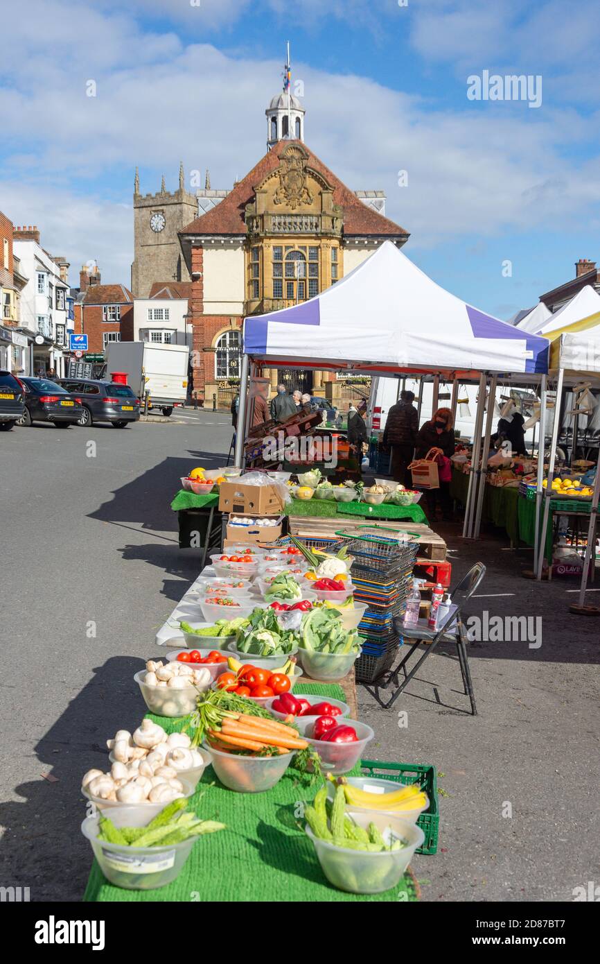Bancarelle di cibo sul Charter Market, High Street, Marlborough, Wiltshire, Inghilterra, Regno Unito Foto Stock