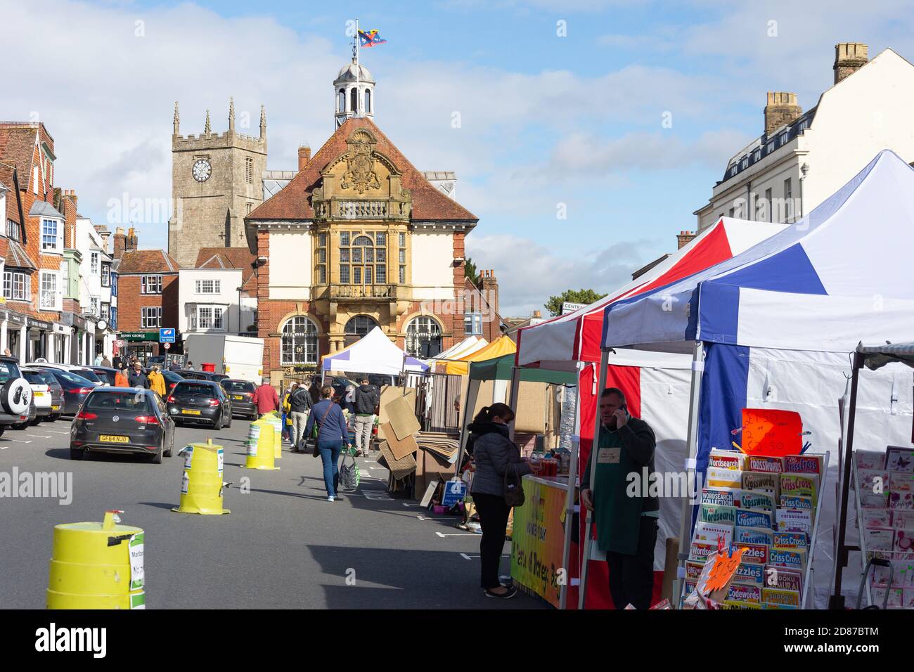 Bancarelle sul Charter Market, High Street, Marlborough, Wiltshire, Inghilterra, Regno Unito Foto Stock