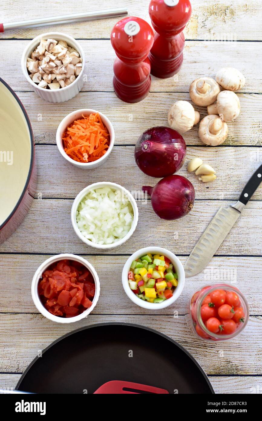 Ingredienti biologici freschi pronti per preparare zuppe e stufati sani per cene in famiglia Foto Stock