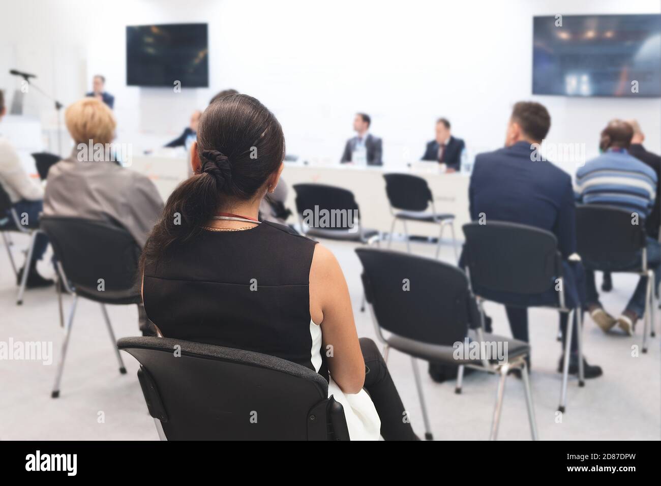 Donna d'affari e persone in ascolto sulla conferenza. L'immagine orizzontale Foto Stock