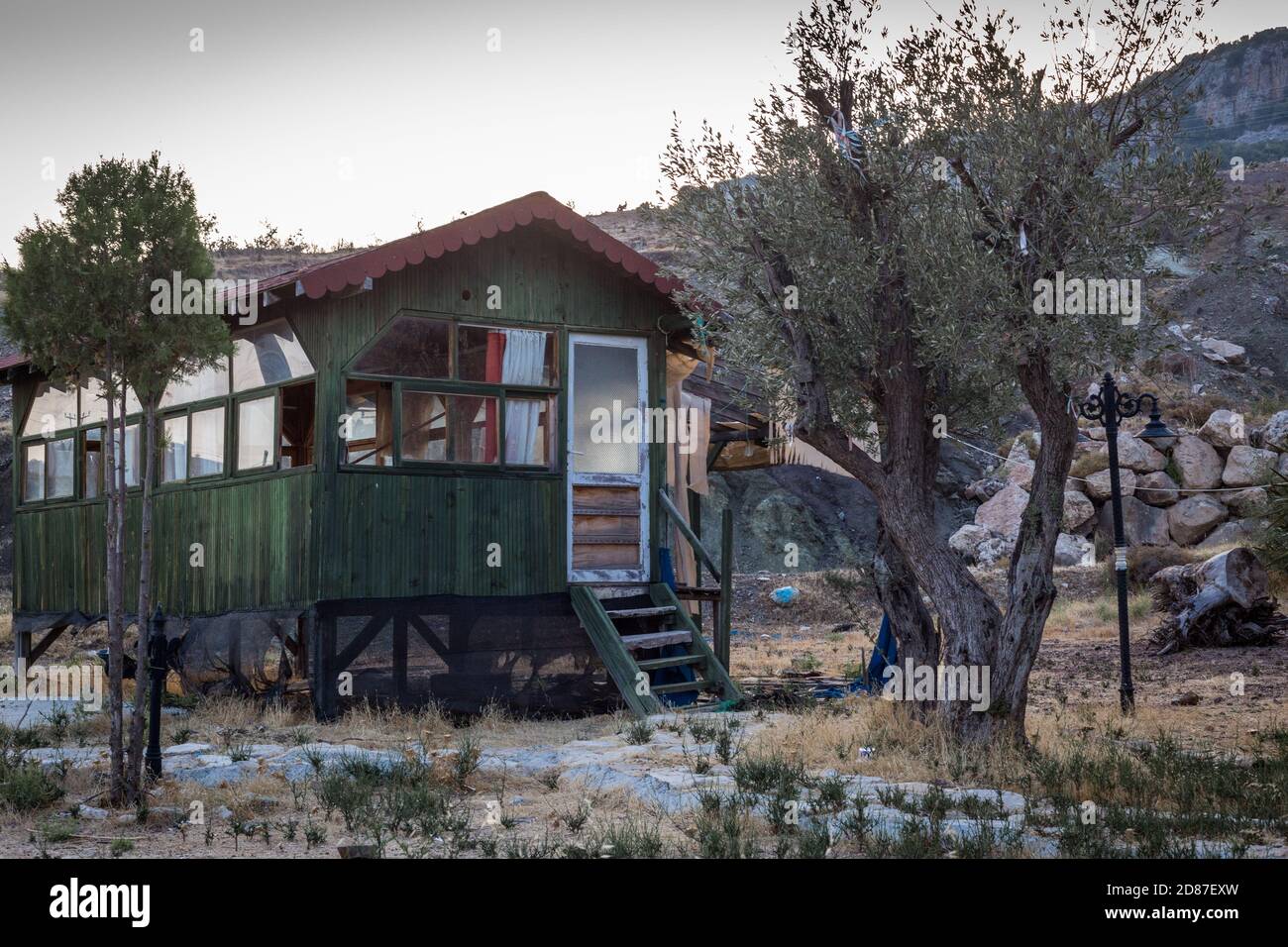 Vecchia casa di legno verde in montagna Foto Stock