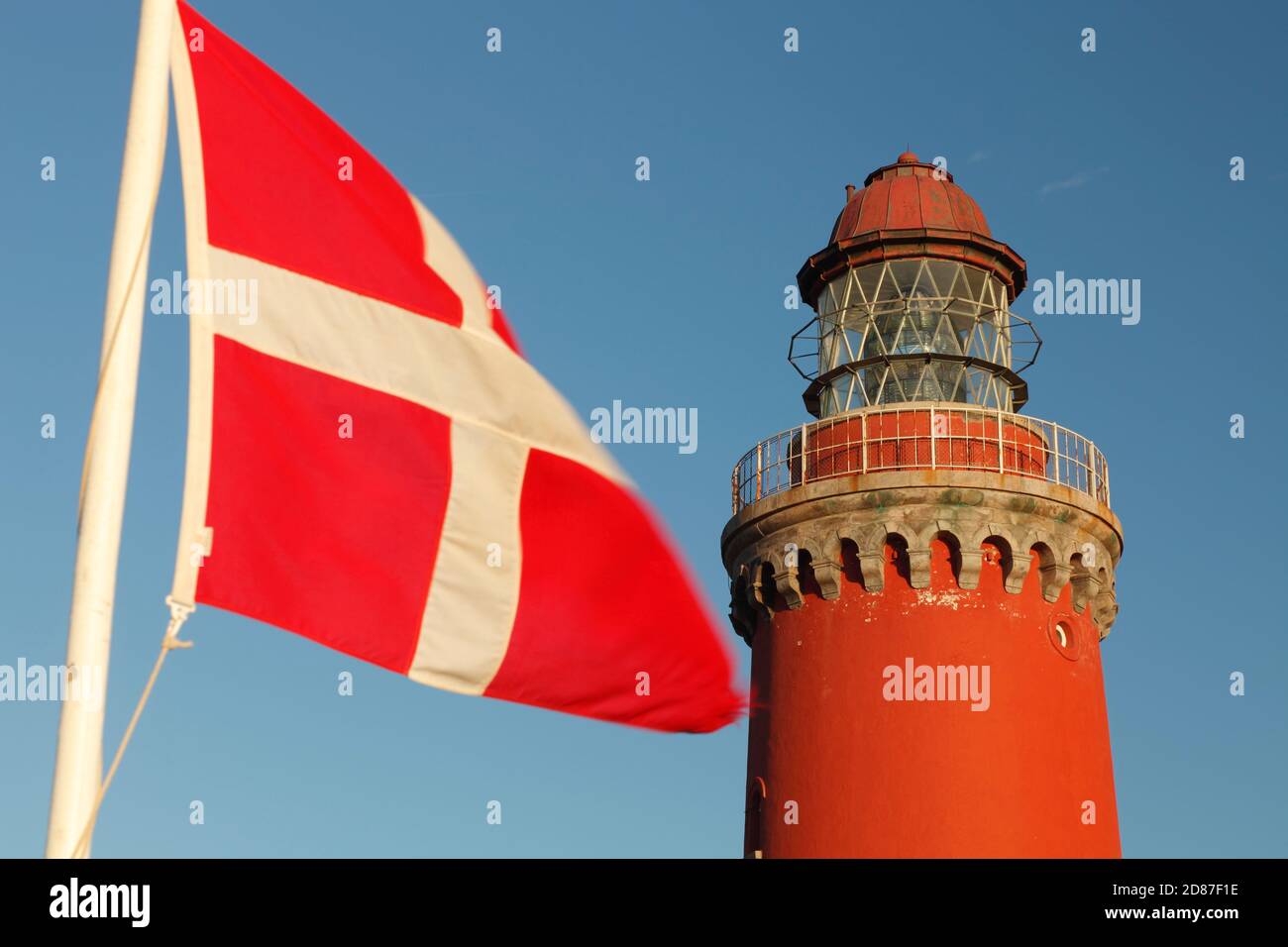Bandiera danese al faro di Bovbjerg, Danimarca; Bobjerg Fyr, Danmark, Europa Foto Stock