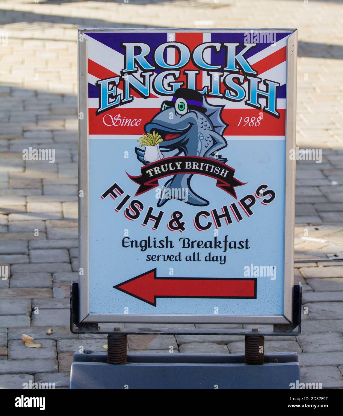 Firma pubblicità fish and chips e colazione inglese in Piazza Casemates di Gibilterra. Foto Stock