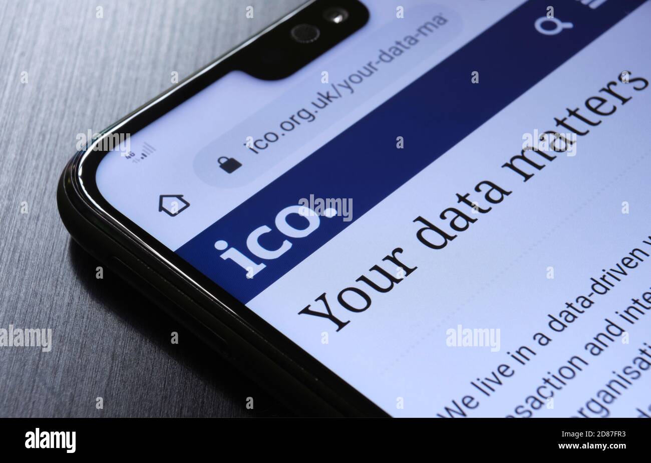 Il sito Internet dell'Ufficio ICO del Commissario per l'informazione è stato visualizzato nell'angolo smartphone. Il regno Unito watc Foto Stock