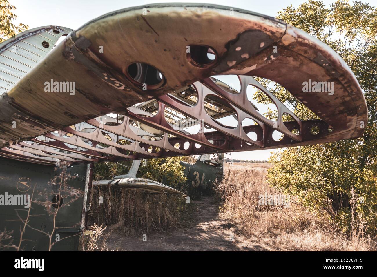 L'ala di AN-2 costruzione primo piano. Antonov biplano sovietico monomotore abbandonato nel vecchio campo di base aerea, l'aviazione rimane a Vovchansk, Ucraina Foto Stock