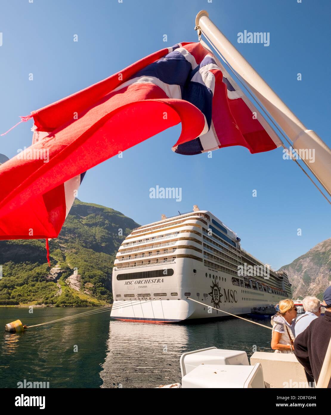 Nave MSC Orchestra Panama, bandiera norvegese, Geiranger, Møre og Romsdal, Norvegia, Scandinavia, Europa, avventura viaggio, balcone cabina, balconi, bandiere, t Foto Stock