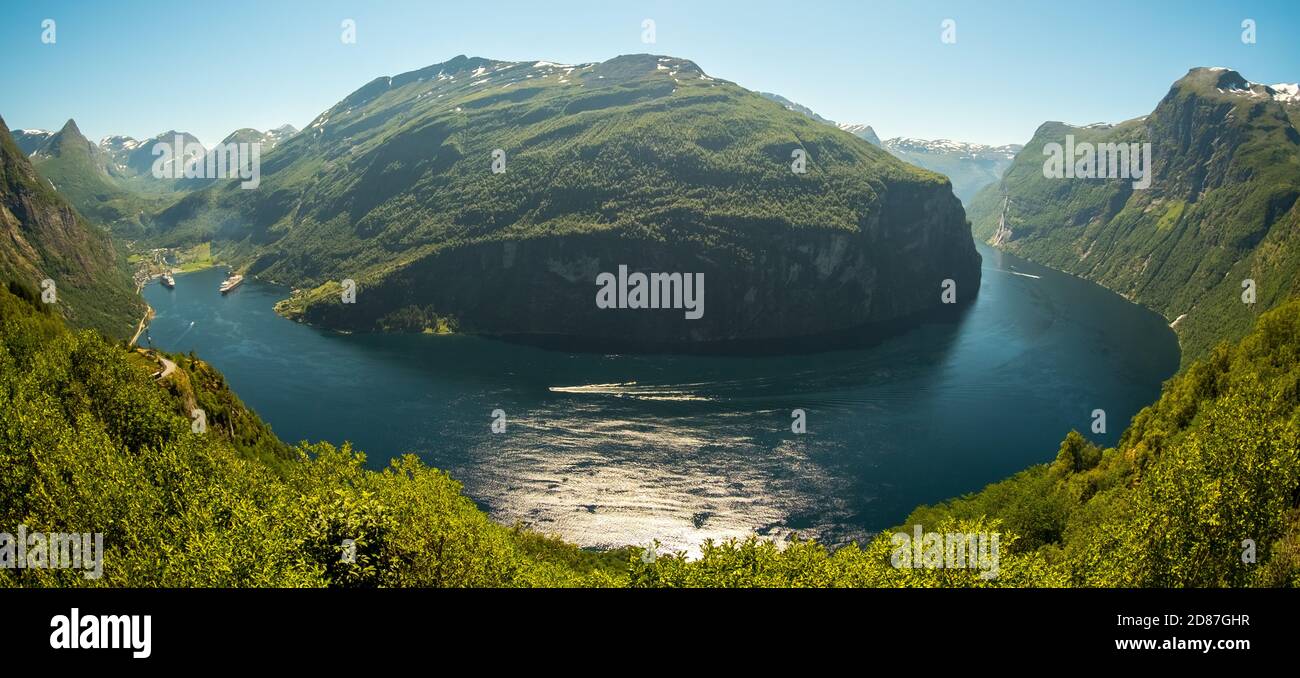 Geirangerfjord Loop, vista locale Geiranger, nave Queen Elitabeth e MSC Orchestra all'ancora, Møre og Romsdal, Norvegia, Scandinavia, Europa, avventura t Foto Stock