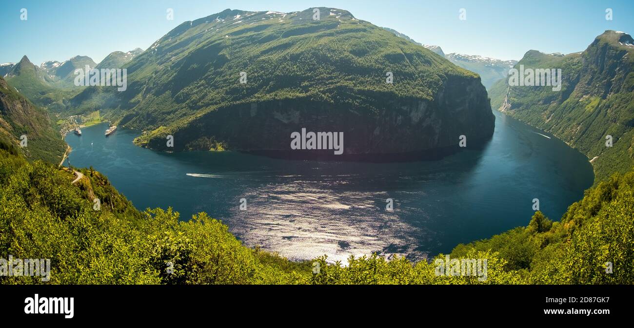 Geirangerfjord Loop, vista locale Geiranger, nave Queen Elitabeth e MSC Orchestra all'ancora, Møre og Romsdal, Norvegia, Scandinavia, Europa, avventura t Foto Stock