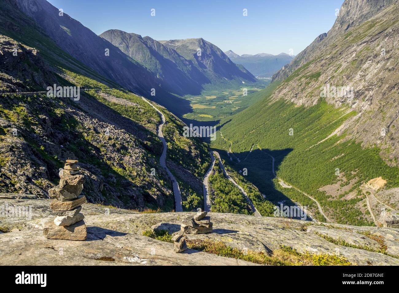 Trollstigen vicino a Andalsnes, serpentine, cascata di Stigfossen, Innfjords, Møre og Romsdal, Norvegia, Scandinavia, Europa, avventura viaggio, strada di montagna Foto Stock