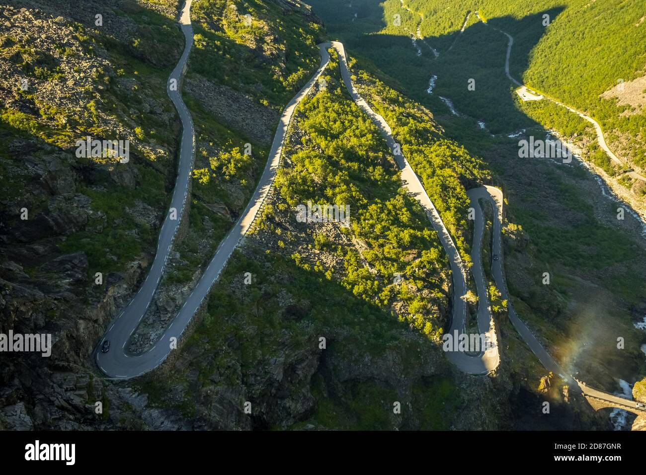 Trollstigen vicino a Andalsnes, tornanti, cascata Stigfossen, Innfjords, Møre og Romsdal, Norvegia, Scandinavia, Europa, avventura viaggio, montagna roa Foto Stock