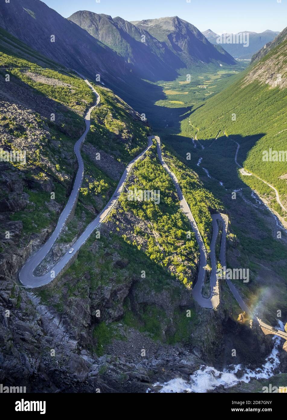 Trollstigen vicino a Andalsnes, tornanti, cascata Stigfossen, Innfjords, Møre og Romsdal, Norvegia, Scandinavia, Europa, avventura viaggio, montagna roa Foto Stock