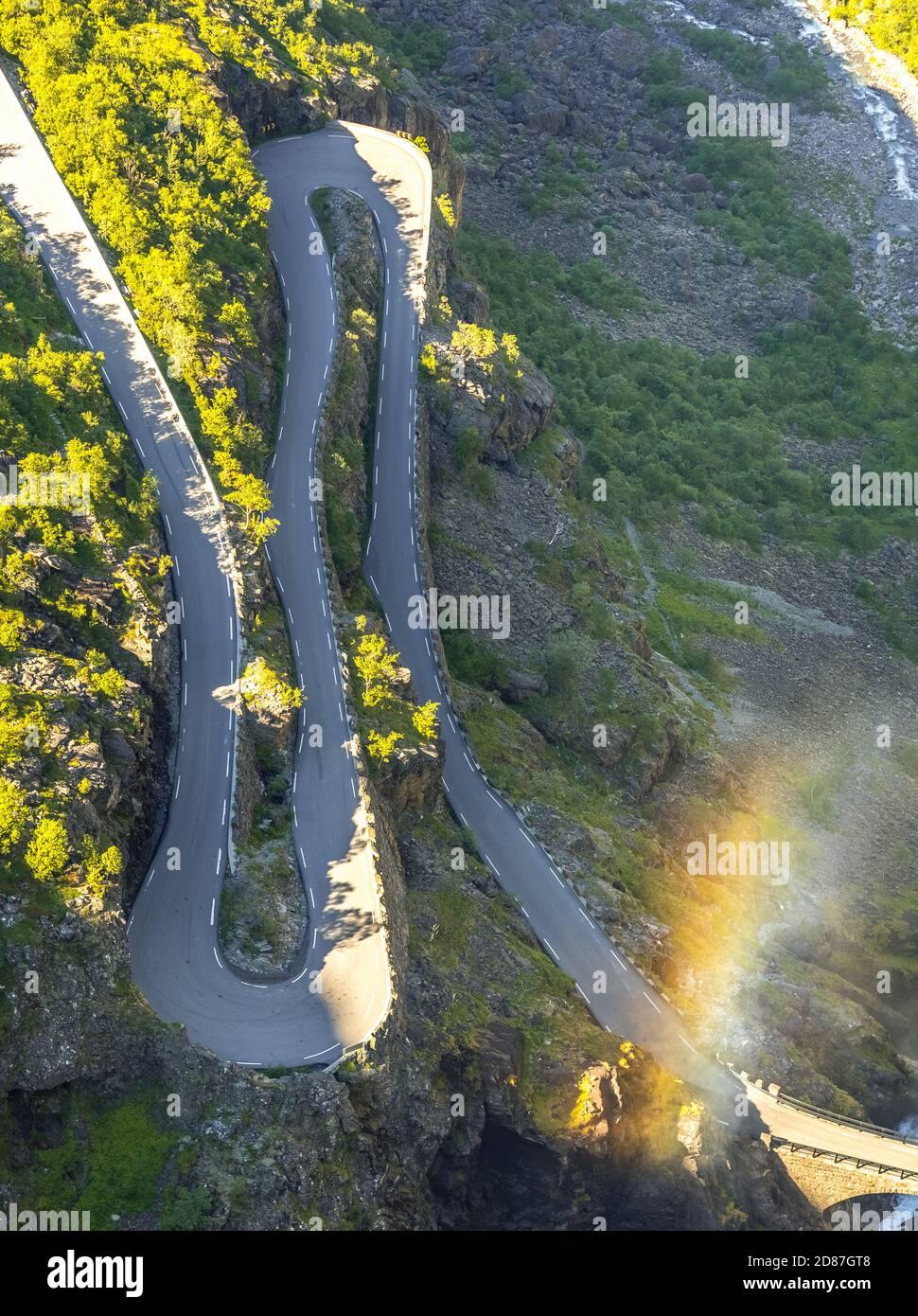 Trollstigen vicino a Andalsnes, tornanti, cascata Stigfossen, Innfjords, Møre og Romsdal, Norvegia, Scandinavia, Europa, avventura viaggio, montagna roa Foto Stock