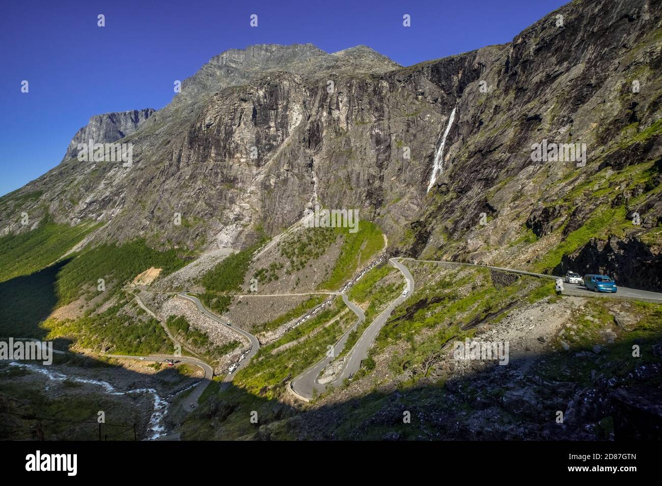 Trollstigen vicino a Andalsnes, tornanti, cascata Stigfossen, Innfjords, Møre og Romsdal, Norvegia, Scandinavia, Europa, avventura viaggio, montagna Foto Stock