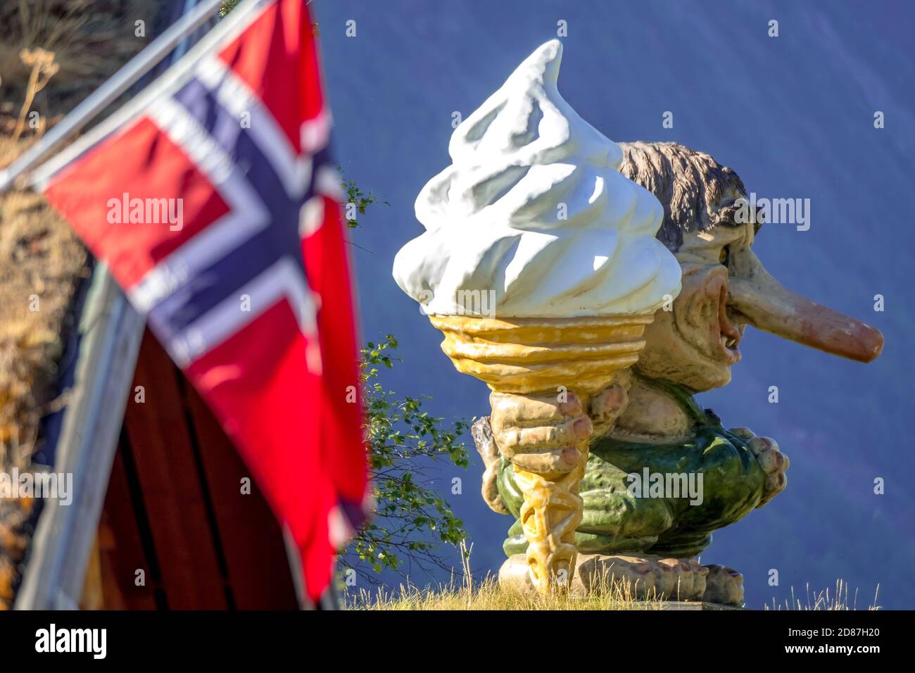 Troll norvegese con foodIce e bandiera norvegese, Innfjords, Møre og Romsdal, Norvegia, Scandinavia, Europa, avventura viaggio, fantasma di montagna, mitico c Foto Stock