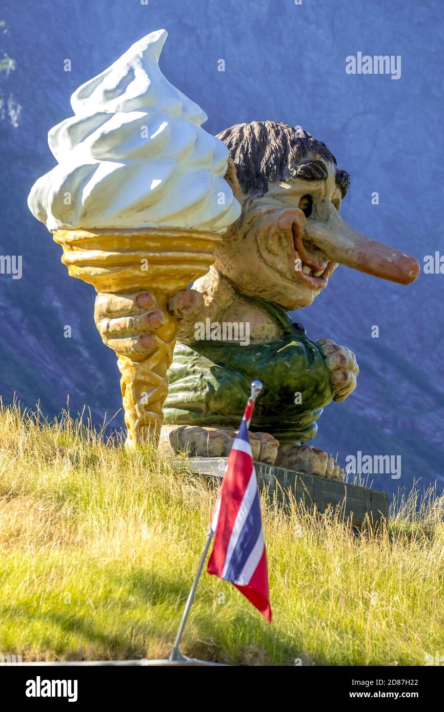Troll norvegese e foodIce e bandiera norvegese, Innfjords, Møre og Romsdal, Norvegia, Scandinavia, Europa, avventura viaggio, fantasma di montagna, mitico cr Foto Stock