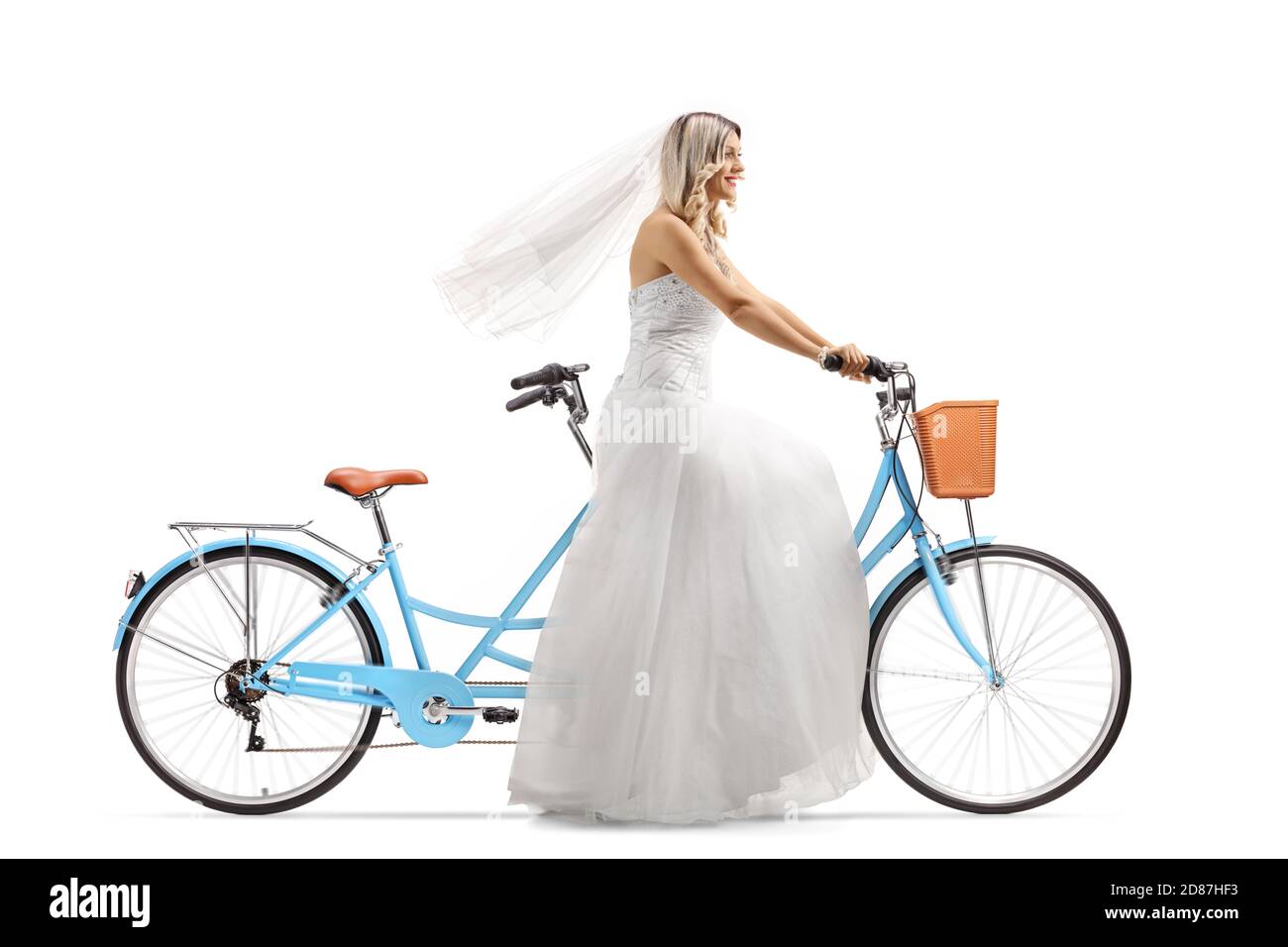 Foto di profilo a lunghezza intera di una sposa che cavalcano un tandem bicicletta in un abito bianco isolato su sfondo bianco Foto Stock