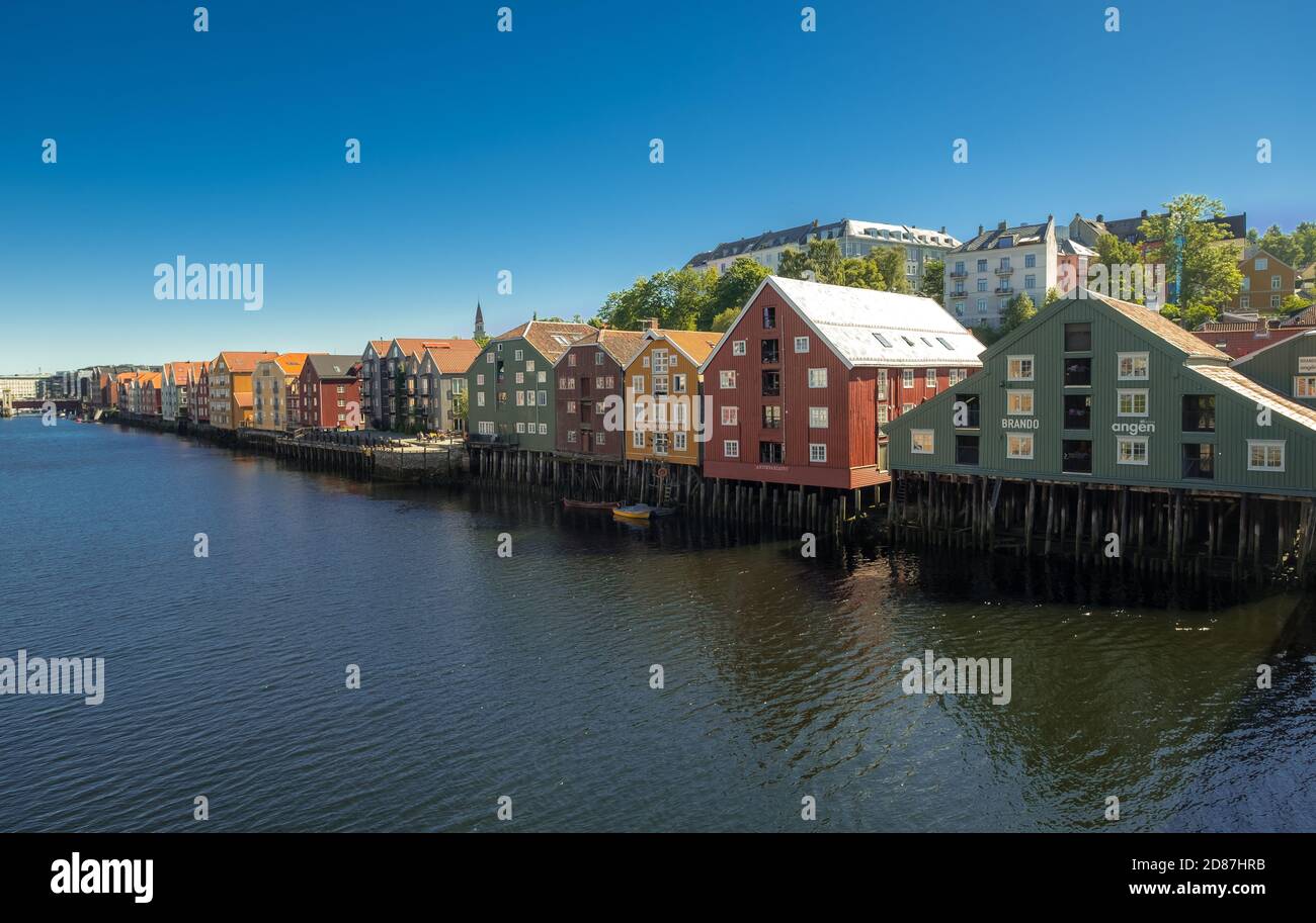 Pittoresche case residenziali colorate ed edifici commerciali sul fiume Nidelva, palafitte, Trondheim, Trøndelag, Norvegia, Scandinavia, EUR Foto Stock