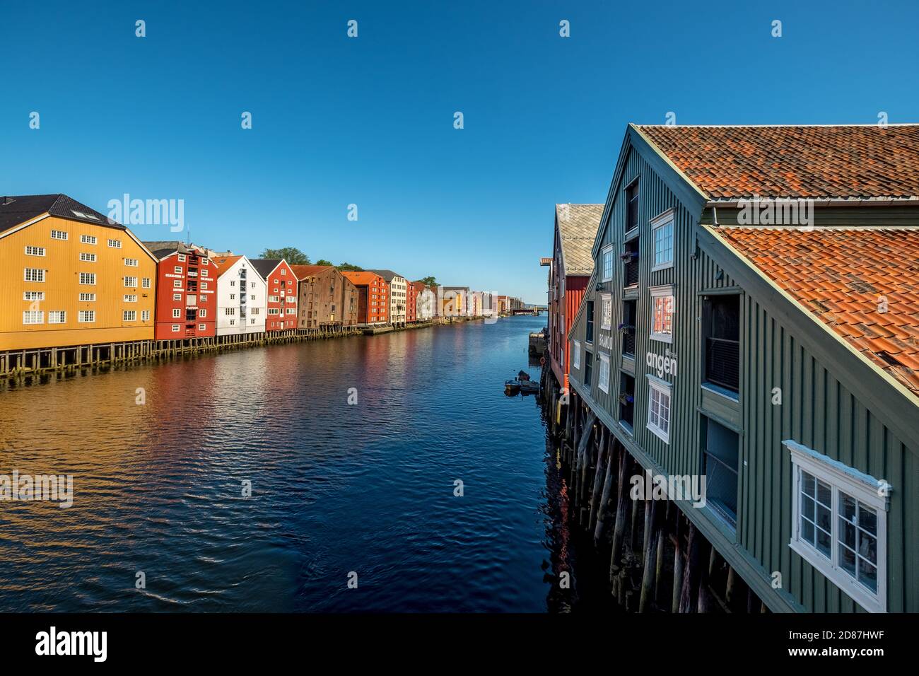 Speicherstadt, pittoresche case colorate ed edifici commerciali sul fiume Nidelva, palafitte, Trondheim, Trøndelag, Norvegia, Scandinavia, Foto Stock