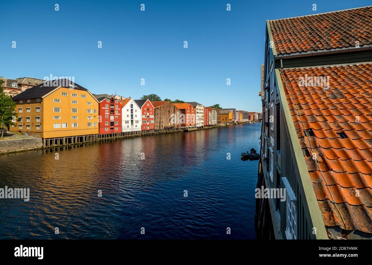 Speicherstadt, pittoresche case colorate ed edifici commerciali sul fiume Nidelva, palafitte, Trondheim, Trøndelag, Norvegia, Scandinavia, Foto Stock