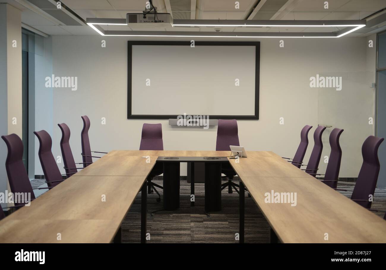 Ufficio vuoto sala riunioni con proiettore bianco schermo. Foto Stock