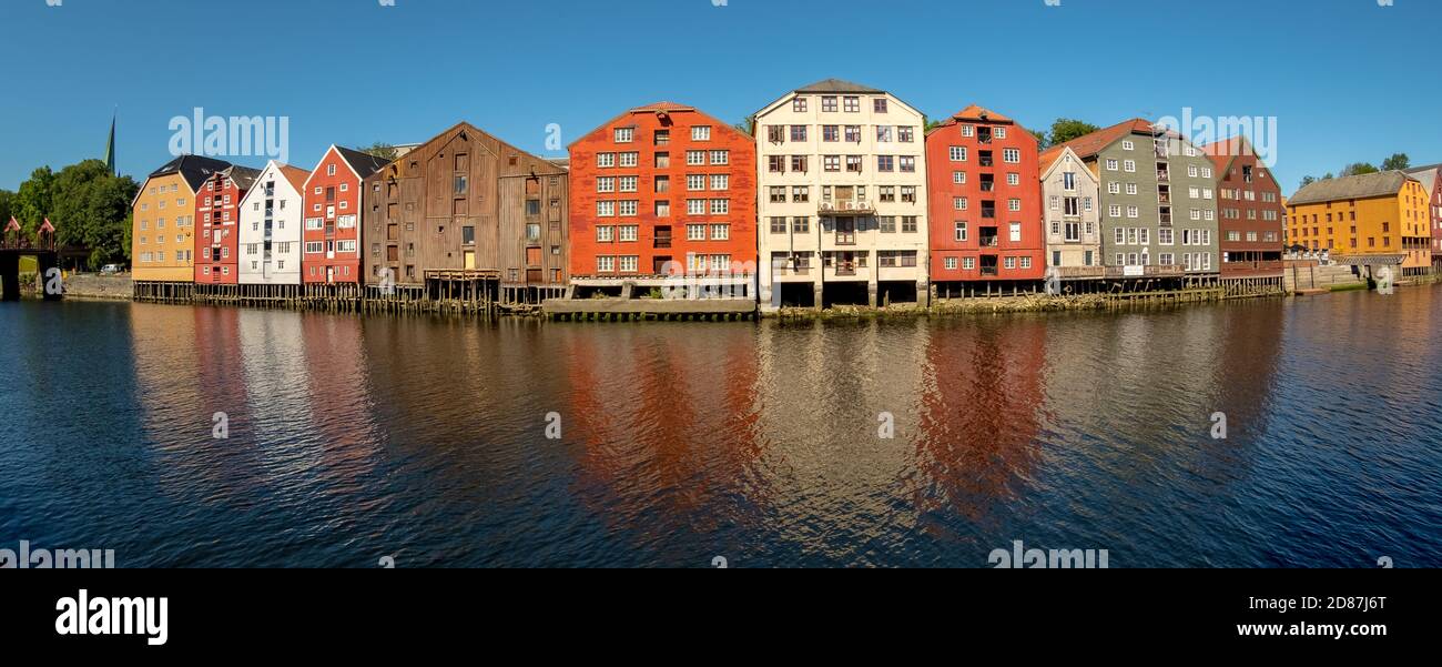 Città di magazzino, pittoresche case colorate ed edifici commerciali sul fiume Nidelva, palafitte, Trondheim, Trøndelag, Norvegia, Scandinavia, Foto Stock