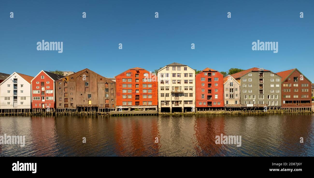 Città di magazzino, pittoresche case colorate ed edifici commerciali sul fiume Nidelva, palafitte, Trondheim, Trøndelag, Norvegia, Scandinavia, Foto Stock