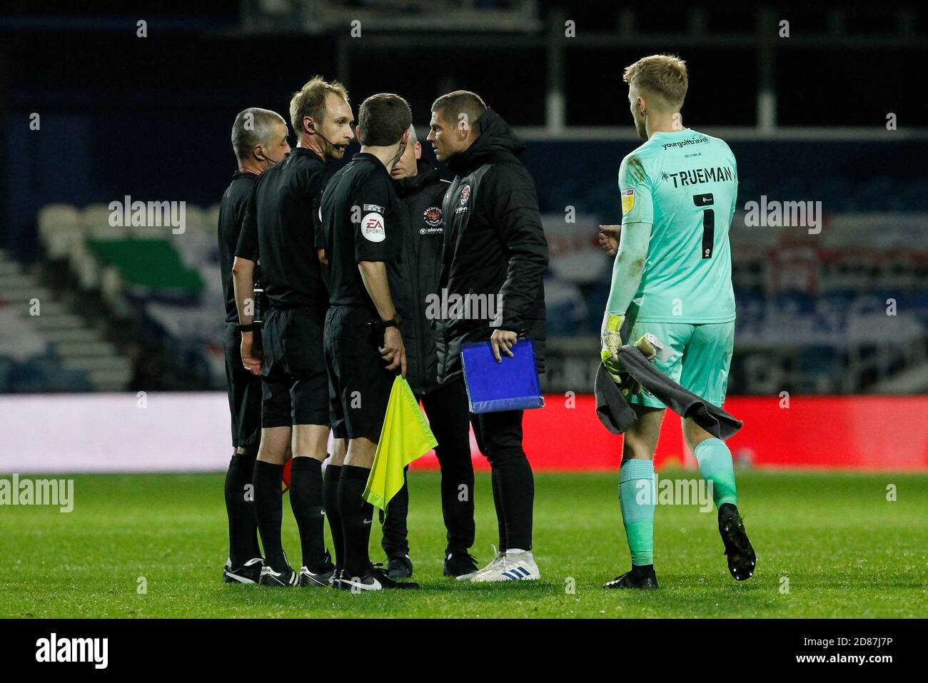 Kingston, Regno Unito. 27 Ott 2020. Lo staff del Blackpool FC affronta l'arbitro Sam Purkiss durante la partita EFL Sky Bet League 1 tra AFC Wimbledon e Blackpool al Kiyan Prince Foundation Stadium, Kingston, Inghilterra, il 27 ottobre 2020. Foto di Carlton Myrie. Solo per uso editoriale, è richiesta una licenza per uso commerciale. Nessun utilizzo nelle scommesse, nei giochi o nelle pubblicazioni di un singolo club/campionato/giocatore. Credit: UK Sports Pics Ltd/Alamy Live News Foto Stock