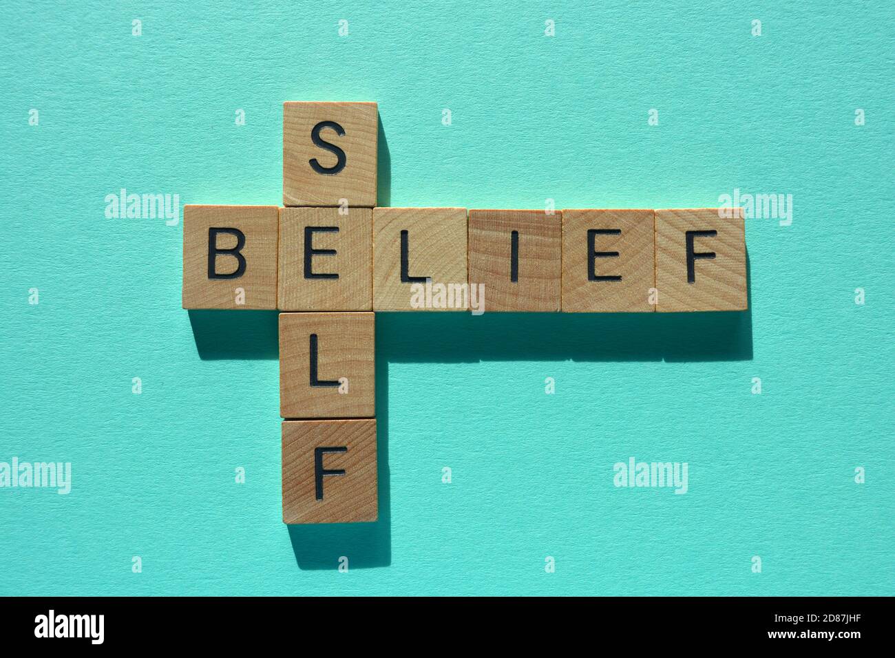 Credenza di sé, parole in lettere alfabetiche in legno in forma di crocevia isolato su sfondo blu verde Foto Stock