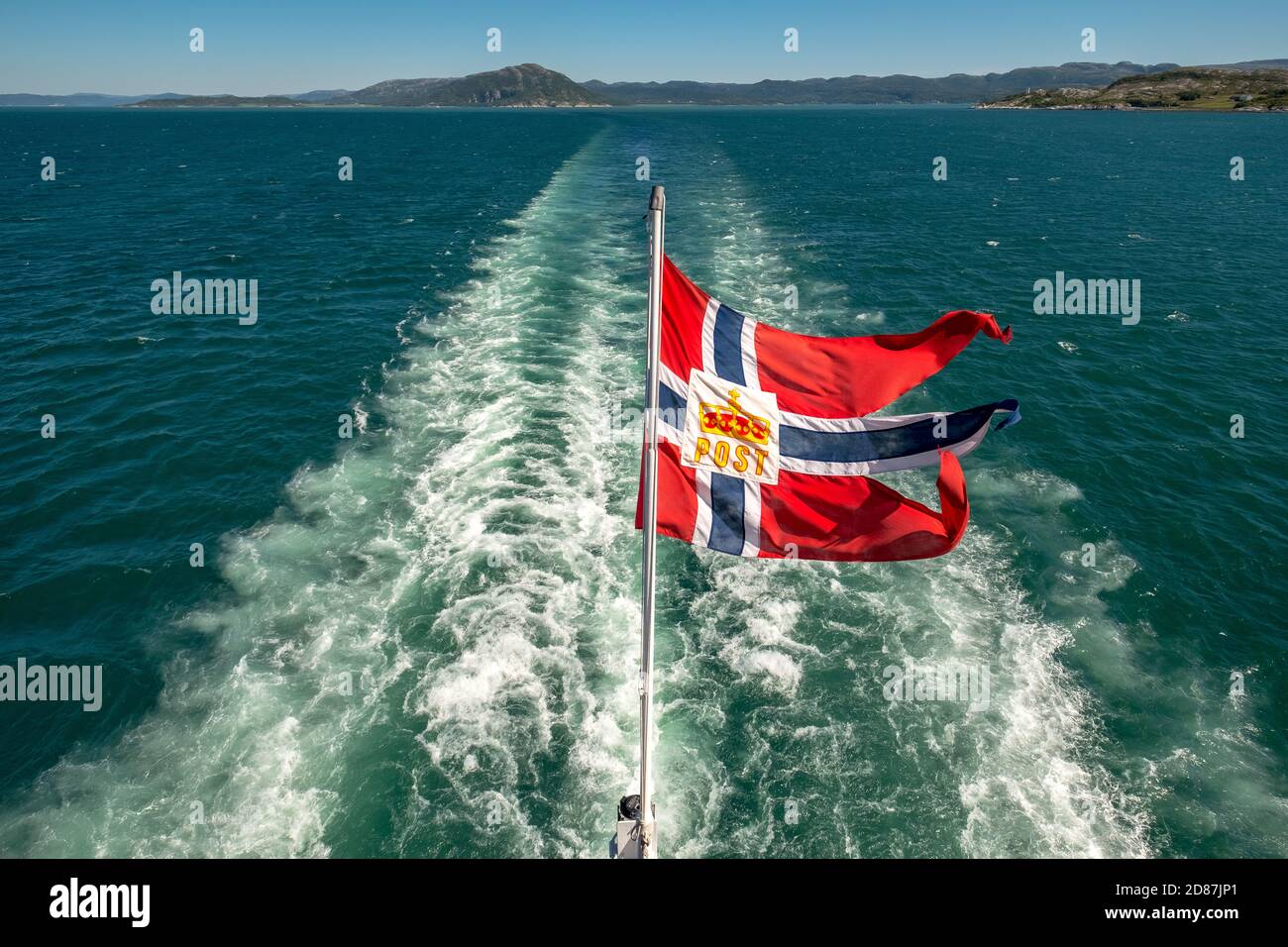 Il simbolo posto sulla bandiera norvegese di una nave Hurtigruten, spray schiumogeno, Trondheimfjord, Agdenes, Trøndelag, Norvegia, Scandinavia, Europa, avventura tri Foto Stock