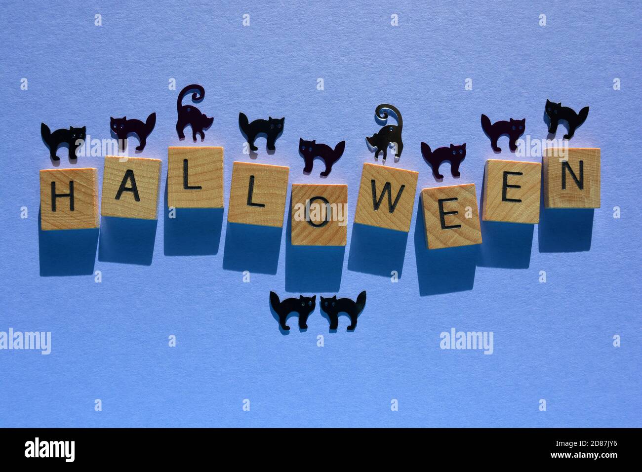 Halloween, parola in lettere alfabetiche in legno con silhouette di gatto Foto Stock