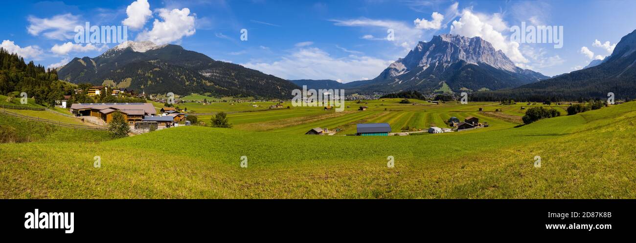 Panorama di Tiroler Zugspitz Arena con Zugspitze montagna in background, soleggiato giorno d'autunno Foto Stock