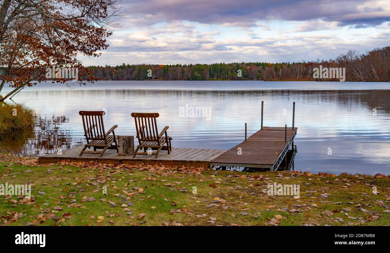 Posti a sedere per due su un lago tranquillo Foto Stock