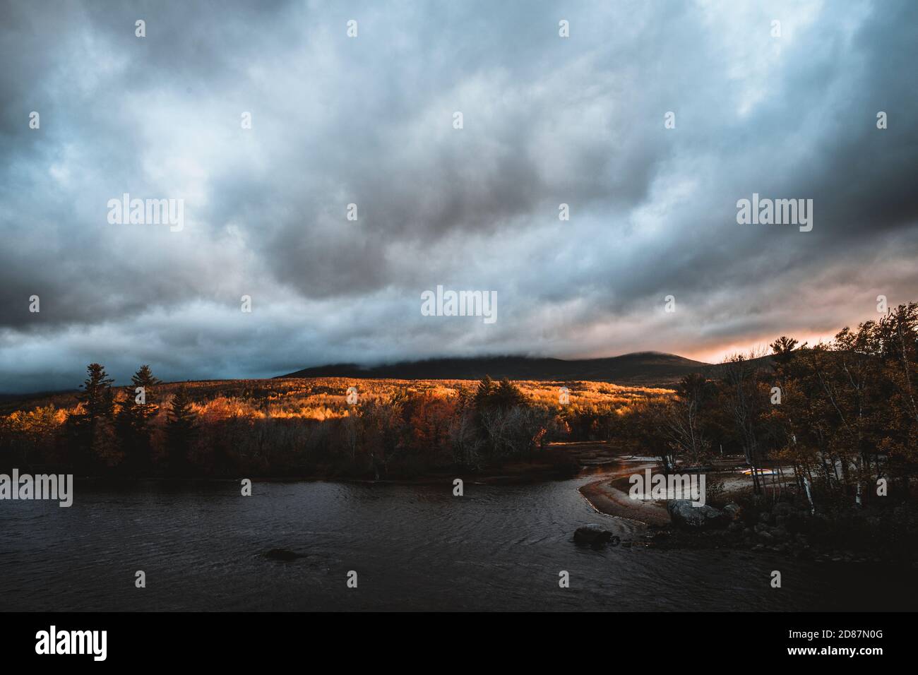 alba e tempesta di eliminazione sul Monte Katahdin, Maine da Abol Bridge Foto Stock