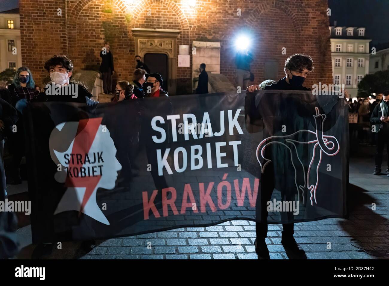 Cracovia, Polonia - 24 ottobre 2020: I polacchi protestano a livello nazionale contro un nuovo divieto quasi completo dell'aborto. Foto Stock