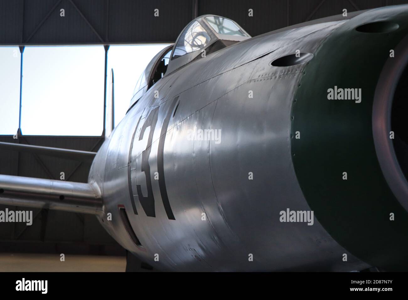 aereo da combattimento a getto in un hangar Foto Stock