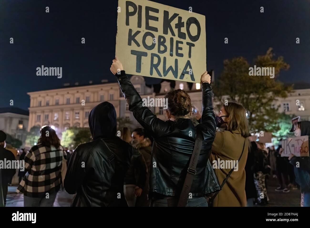 Cracovia, Polonia - 24 ottobre 2020: I polacchi protestano a livello nazionale contro un nuovo divieto quasi completo dell'aborto. Foto Stock