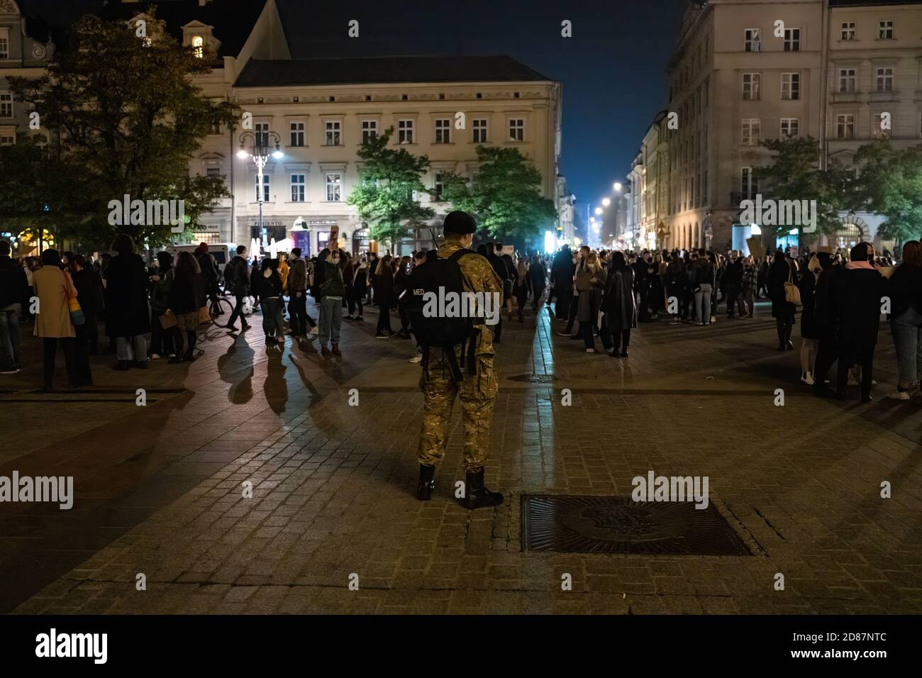 Cracovia, Polonia - 24 ottobre 2020: I polacchi protestano a livello nazionale contro un nuovo divieto quasi completo dell'aborto. Foto Stock