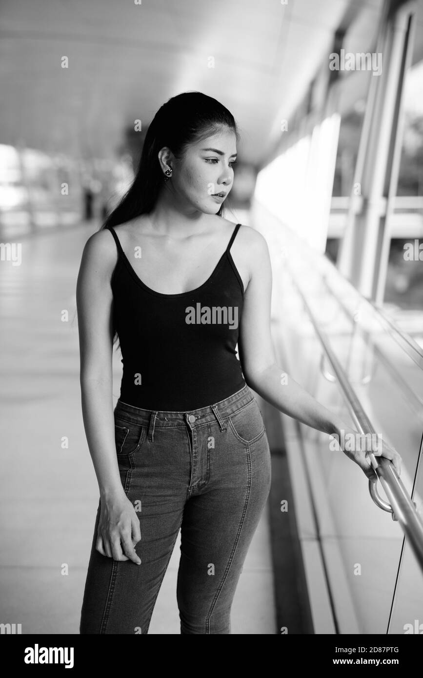 Giovane bella donna asiatica ad esplorare i dintorni della città Foto Stock