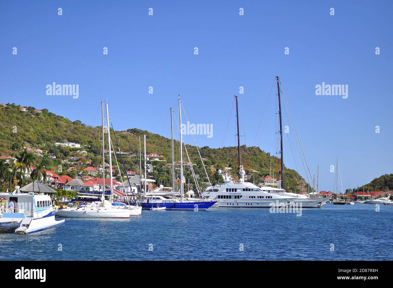 Vista dal mare a St. Barts, Saint Barthelemy, porto turistico con mega yacht.Yacht Harbour.Gustavia Porto Marina. Foto Stock