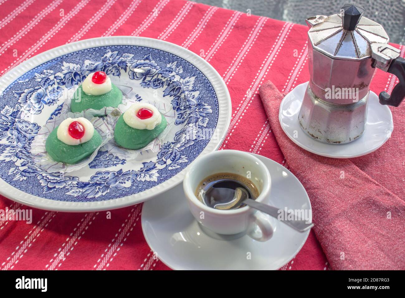 Pasticceria tipica siciliana - alcuni 'cassate mignon' (pasticceria  marzapane e ricotta) su un piatto decorato d'epoca, una tazza di caffè e  una moka italiana Foto stock - Alamy