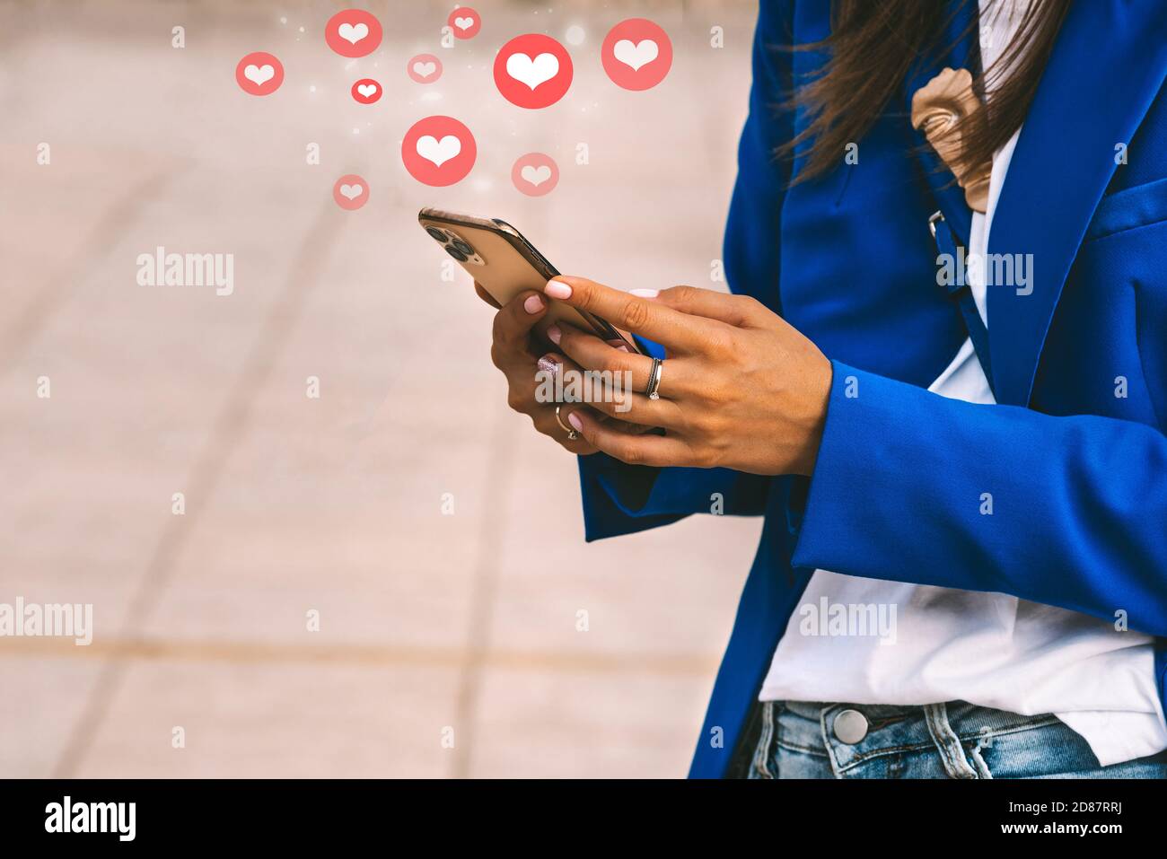 Donna che tiene uno smartphone. Illustrazione dei social media.come chattare, commentare Foto Stock