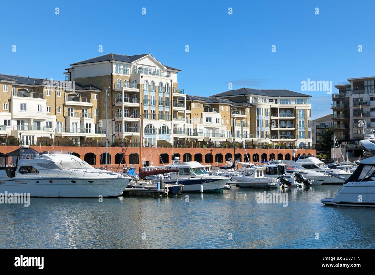 Appartamenti e yacht a Sovereign Harbor Marina, il più grande complesso portuale composito del Nord Europa, Eastbourne, East Sussex, Inghilterra, Regno Unito Foto Stock